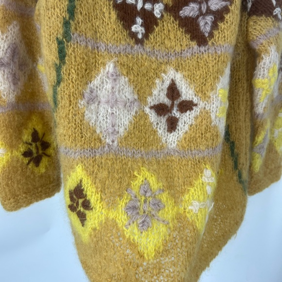 Vintage handmade crochet, openknit  textured, floral detail sweater, size M - Picture 7 of 14